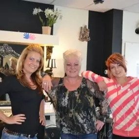 Volg jij een opleiding tot kapster en zoek je een gezellige salon waar je veel gaat leren over het vak én de producten? Kapsalon Riët leert jouw graag de kneepjes van het kappersvak.