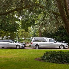 Begrafenisverzorging Den Hollander
Rouwvervoer in het grijs door Straver Mobility