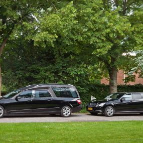 Begrafenisverzorging Den Hollander
Rouwvervoer in het zwart door Straver Mobility