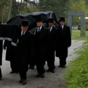 Begrafenisverzorging Den Hollander
Dragers in het zwart van de EVD