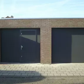 Garagedeur met loopdeur