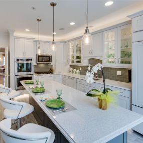 Crisp, bright and white kitchen cabinets light up this kitchen space.