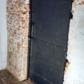 Gesmede deur oude kelder.