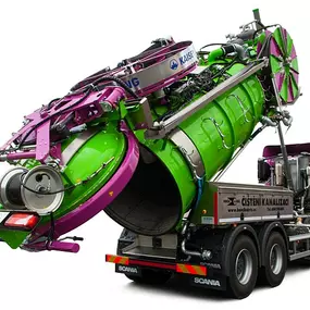 Reycklační vůz na čištění velkých profilů kanalizace a sání kalů.