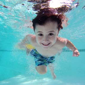 Plavecký kurz je určen pro všechny děti, které už plavat umí. U tohoto kurzu jde o zdokonalování plavecké techniky.
