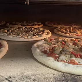 Verse pizza's in de steenoven. Bij de pizzabakkers van Dronten. Restaurant Pizzeria Mama Mia