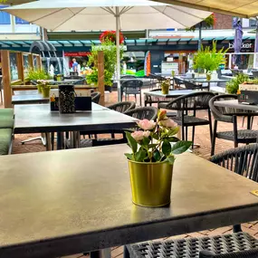 Terras, lekker buiten zitten onder de parasol