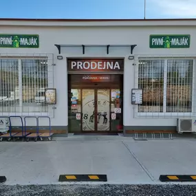 Vstup na prodejnu, servis a půjčovnu.