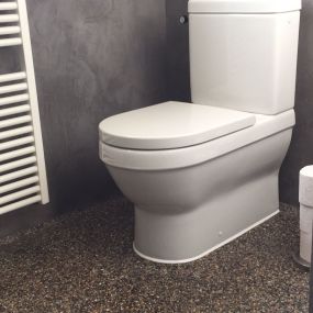 Toilet renovatie, badkamer renovatie, los sanitair. Materiaal van A-kwaliteit geïnstalleerd door vakmensen.
