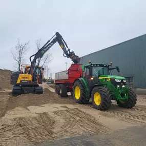 Volvo 130 met John Deere 185 met Beco kipper