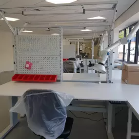 Sovella Nederland verzorgt de levering en montage van ESD-veilige werktafels voor bijvoorbeeld prototyping en R&D

Door het grote aanbod werktafels en  accessoires is elke EPA perfect in te richten naar uw wens. Wilt u de opstelling wijzigen? Dan is het door het modulaire systeem gemakkelijk aan te passen, zonder dat daar dure modificaties of compromissen voor nodig zijn.

Sovella Nederland BV levert ESD-veilige werktafels, stoelen, opslag en trolleys. Onze producten worden wetenschaps- en high 