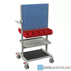 De Treston basic trolley combinatie 2 is een robuuste trolley voor het uitvoeren van algemene onderhoudswerkzaamheden op de werkvloer. De trolley is voorzien van zwenkwielenset, voetbord, legbord, opslagbakken en een geperforeerd bord om gereedschap op te hangen.