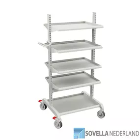 De Treston basic trolley combinatie 3 is een robuuste trolley voor het vervoeren van half fabricaten en meetapparatuur over de werkvloer. De trolley is voorzien van een instelbare handgreep, zwenkwielenset, voetbord en 4 instelbare legborden. 

De trolley combinatie 3 is leverbaar als standaard model of als ESD-veilige uitvoering.