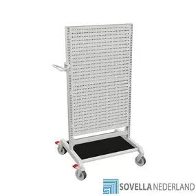 De Treston basic trolley combinatie 5 is een robuuste trolley voor het vervoeren gereedschap over de werkvloer. De trolley is voorzien van een instelbare handgreep, zwenkwielenset, en dubbelzijdig geperforeerde borden. Kies de gewenste haken of hakenset uit ons ruime assortiment en optimaliseer de trolley zodat deze aansluit bij de werkzaamheden.

De trolley combinatie 5 is leverbaar als standaard model of als ESD-veilige uitvoering.