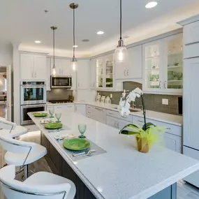 Crisp, bright and white kitchen cabinets light up this kitchen space.