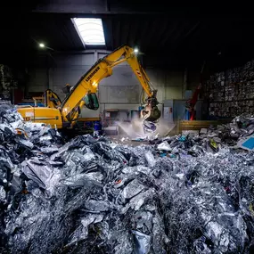 Geelhoed heeft al meer dan veertig jaar ervaring met het persen van metalen. Onze aanpak staat garant voor efficiëntie in handling, transport en export. Onze medewerkers zijn dagelijks bezig met metalen persen (pakketteren).