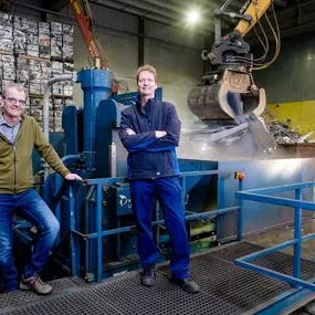 Geelhoed heeft al meer dan veertig jaar ervaring met het persen van metalen. Onze aanpak staat garant voor efficiëntie in handling, transport en export. Onze medewerkers zijn dagelijks bezig met metalen persen (pakketteren).