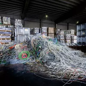 Geelhoed heeft al meer dan veertig jaar ervaring met het persen van metalen. Onze aanpak staat garant voor efficiëntie in handling, transport en export. Onze medewerkers zijn dagelijks bezig met metalen persen (pakketteren).