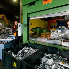 Geelhoed heeft al meer dan veertig jaar ervaring met het persen van metalen. Onze aanpak staat garant voor efficiëntie in handling, transport en export. Onze medewerkers zijn dagelijks bezig met metalen persen (pakketteren).