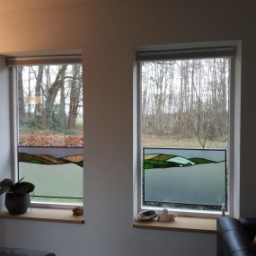 Glas in lood hangers met etsglas en landschaptegen inkijk