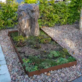 Grafmonument versteend hout en Cortenstaal