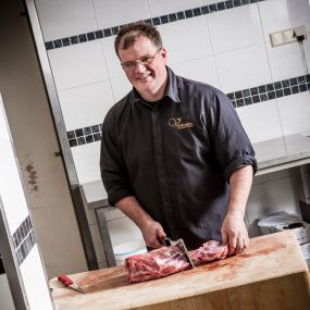 John Verkoeijen, achter het hakblok, daar voelt hij zich thuis, altijd bezig met het lekkerste vlees en alles wat daarvan gemaakt wordt!