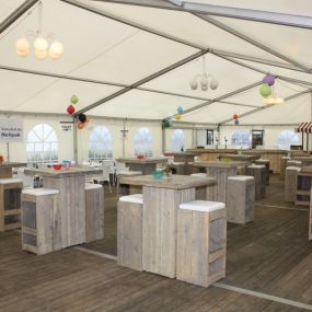 Eem voorbeeld van een bedrijfsfeest op locatie, wij verzorgen in samenwerking met onze partners ook de tent met inrichting, drank, bediening en natuurlijk het eten!