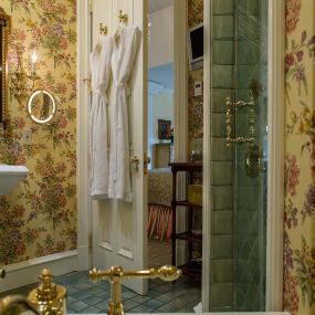 Luxurious Hotel Bathrooms