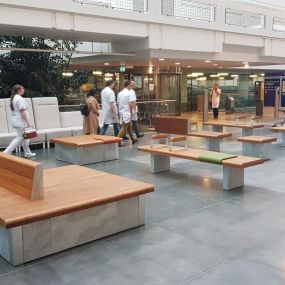 Stalen ibnterieur meubels voor bij het Erasmus MC ziekenhuis te Rotterdam