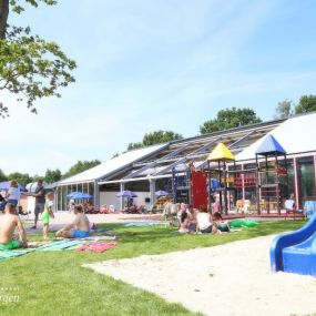 Open schuifbaar dak t.b.v. het zwembad van Camping Wedderbergen te Groningen.