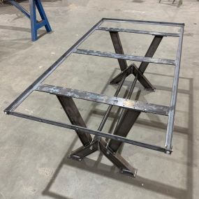 Stalen onder frame ten behoeve van een design tafel