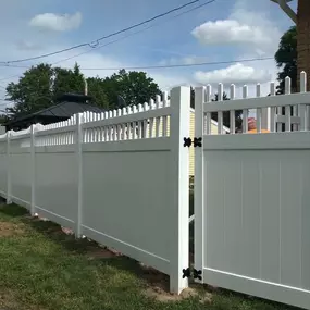 We are central Ohio's top choice for residential and commercial fence installation.  Whether you're looking for chain link fencing or wood privacy fencing, or you're interested in a low maintenance vinyl or aluminum fence, we can help!  Contact us today for details or to schedule a consultation!