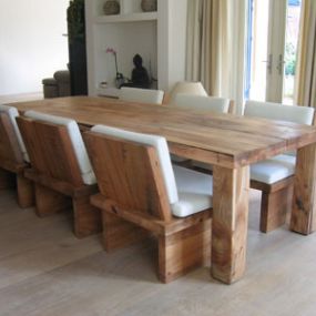 Robuuste massief houten tafel