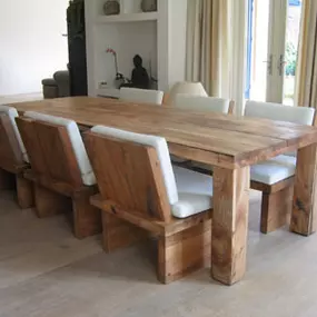 Robuuste massief houten tafel