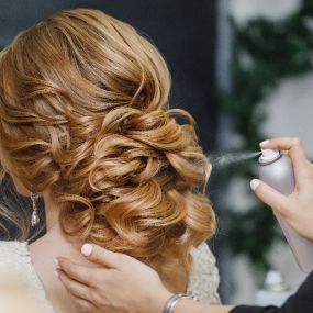 Yes Haarmode Oss. Of u nu een mooi kapsel wil voor een feest, of zelf de bruid bent, onze medewerkers staan voor u klaar. Ook hebben wij een beautysalon en hebben wij ervaren visagisten. Een all-in-one pakket dus