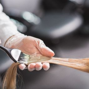 Kapsalon Yes Haarmode is op de hoogte van alle nieuwste trend maar ook voor een basis kleuring bent u bij ons aan het juiste adres