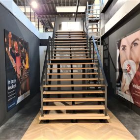 Stalen trap en balustrade geplaatst in de showroom van het nieuwe pand van Superkeukens te Bergen op Zoom