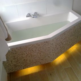 Badkamer: bad met verlichting