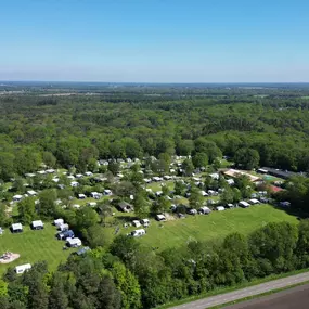 Luchtfoto van camping en bungalowpark de Bronzen Emmer