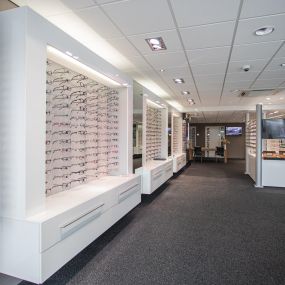 Bij Van Essen Optiek in Venray bent u verzekerd van vakkundige oogzorg. U kunt bij ons terecht voor een deskundig en eerlijk advies over brillen, glazen, contactlenzen, zonnebrillen en uitgebreide oogzorg. Onze oogspecialisten adviseren u graag.