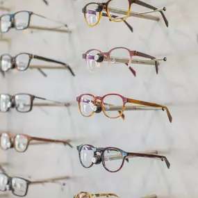 Bent u op zoek naar een passende bril, dan bent u bij ons aan het juiste adres. Bij Van Essen Optiek bieden we een breed segment brillen en monturen met uiteenlopende prijzen. Wat dacht u van een klassieke bril? Of juist een trendy bril? Welk brilmontuur u ook zoekt, u vindt het bij Van Essen Optiek in Venray. Maak nu een vrijblijvende afspraak in onze winkel, onze gediplomeerde opticiens adviseren u graag persoonlijk voor een passende bril. We zorgen er te allen tijde voor dat u tevreden en met