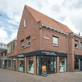 Van Essen Optiek is een familiebedrijf uit Venray, opgericht in 2008. We beschikken over meer dan 25 jaar ervaring in oogzorg. We vinden persoonlijke aandacht en service erg belangrijk. Wanneer u een afspraak maakt in onze winkel, nemen we graag uitgebreid de tijd voor u. Samen met u gaan we op zoek naar een passende bril, contactlens of oogzorg. U kunt bij ons rekenen op een persoonlijk en eerlijk advies. We kijken hierbij altijd naar wat bij u als individu past. Hierbij nemen we ook uw persoon