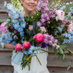 Wij verzorgen voor al uw gelegenheden en evenementen de juiste bloemdecoraties of boeketten, persoonlijk verwerkt naar uw wensen. Kom ook langs in onze winkel van 1300m2 voor potten / vazen / manden en woonaccesoires.