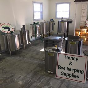 Bild von Bee Well Honey Bee Supply