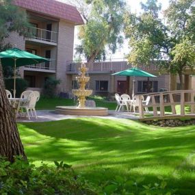 Fellowship Square Historic Mesa features beautifully manicured lawns and areas for residents to sit and relax.