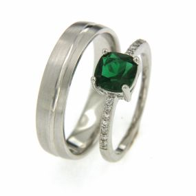 Aparte witgouden trouwringen verkrijgbaar bij Rozenhof Trouwringen.
De smalle dames ring heeft een prachtige smaragd met zijkanten diamanten. De heren ring is maat en versiert met een glanzende lijn.