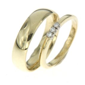 Klassieke geelgouden trouwringen . De smalle  dames ring met 3 diamanten briljant geslepen gecombineerd met een brede klassieke heren ring.
