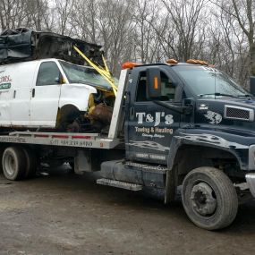 Experience the best in towing services.