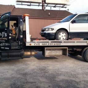 Experience the best in towing services.