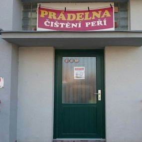 Vchod do prádelny je proti restauraci Pražanka.